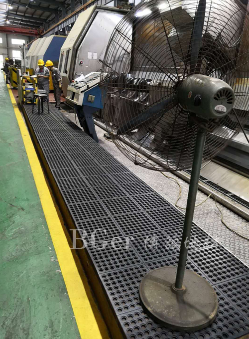 工廠車間地面作業(yè)平臺地墊防滑耐油地毯
