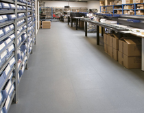 庫(kù)房地面處理_采用聯(lián)鎖庫(kù)房地面膠墊，一步到位